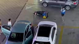Street dance successfully stop a fight