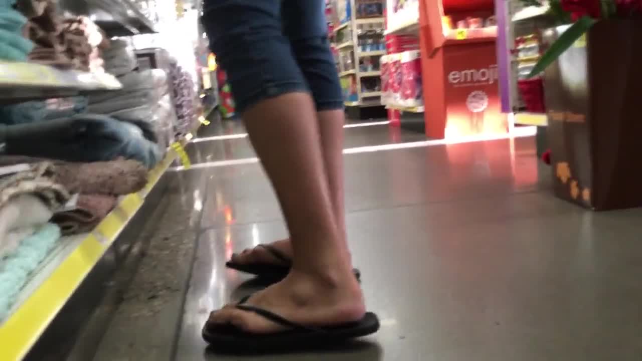 Barefoot feet flip flops candid 👣🩴🩴