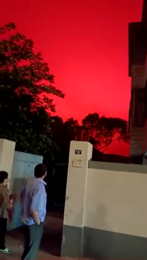 le ciel est devenu rouge en Chine  (07.05.2022).