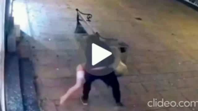 😱ESCÁNDALO 😱 Mujer sorprende su esposo saliendo de hotel y se desato una gran pele…