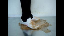 Jana walks in glue with her white and pink Kayla slip-in sneakers trailer