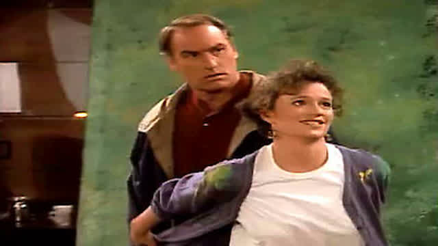 Coach S02E18 Kelly Girl