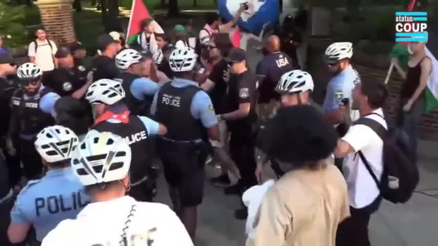 Policia impede protestantes de queimar bandeira dos EUA