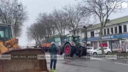 An oil depot in the city of Lorient has been blocked by protesting farmers for the second week - Fra