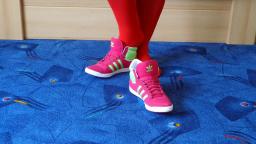 Jana shows her Adidas Top Ten Hi red jeans and green