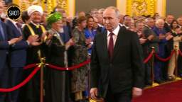 Vladimir Putin kissed composer Alexandra Pakhmutova and shook hands with surgeon Leonid Roshal as he