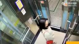 (Must Watch) Asian Woman Shits In Elevator