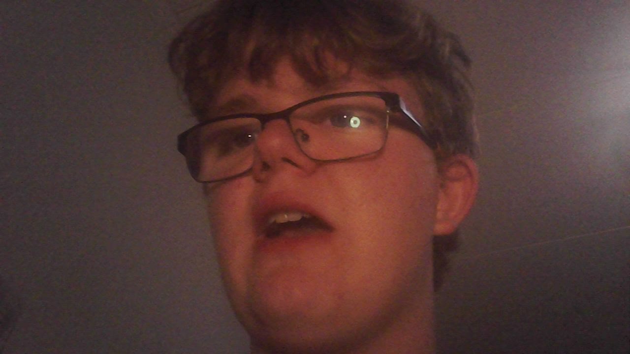 Amira Akos uitschelden vanwege misdrijf