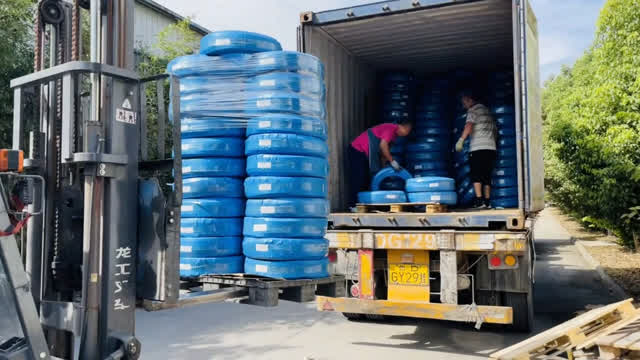 Do you know how PAISHUN loads hoses into the container?