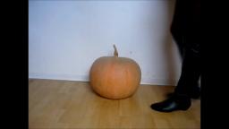Jana crush  with her heel black overknee boots a pumpkin trailer