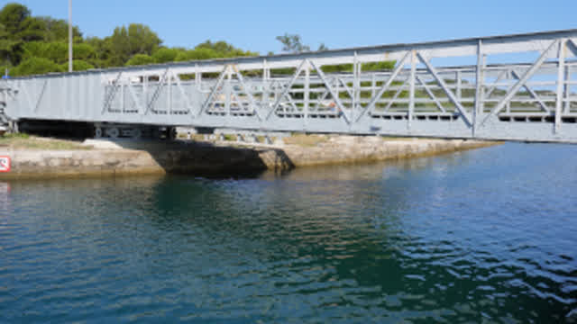 Die Drehbrücke, die die Kroatischen Inseln Lošinj und Cres verbindet