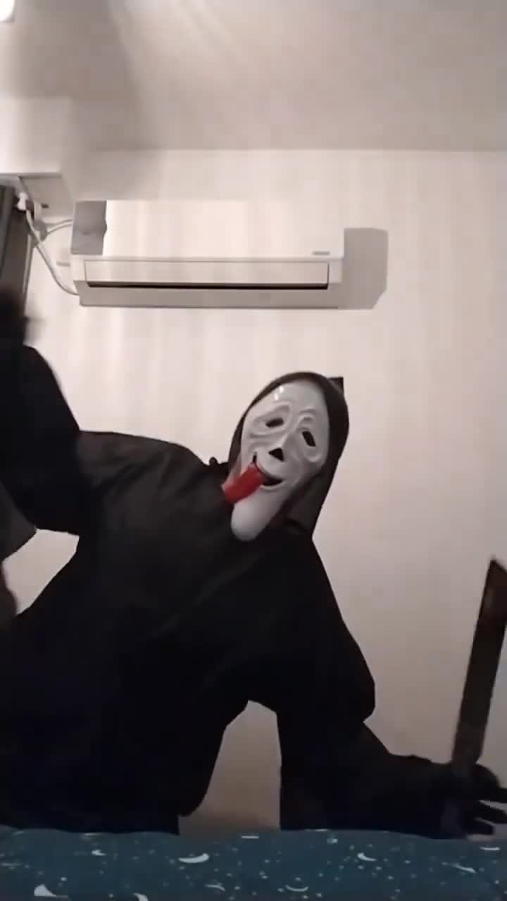 Su mamá sabe coser_ (Trailer scream 8)