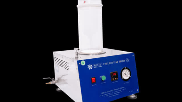What is the step-by-step process of operating a vacuum leak tester?