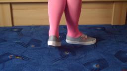 Jana shows her Vans low grey and pink