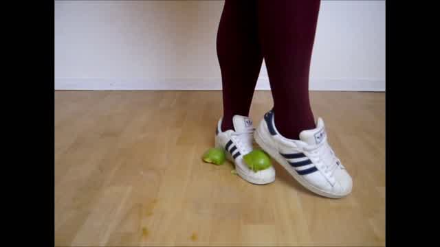Jana crush apples with her Adidas Superstar white blue trailer