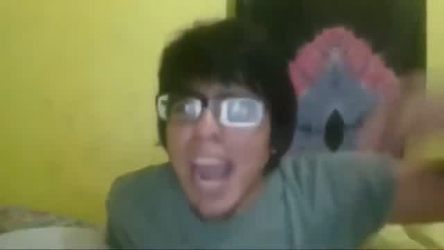 Bronce V dando su opinión politica