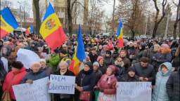 In Chisinau, a rally was held near the parliament building against the closure of Russian-language T