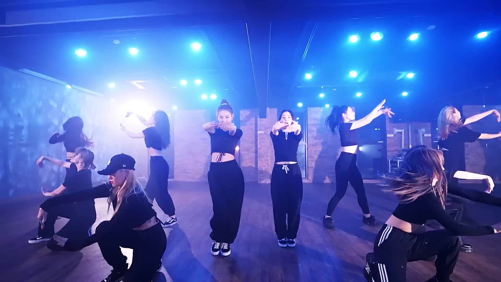 Red Velvet - IRENE & SEULGI '놀이 (Naughty)' Choreography Video Red Velvet - IRENE & SEULGI '놀이 (Naughty)' Choreography Video