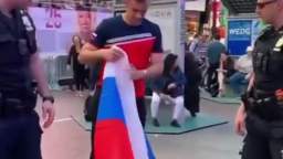 In America, the police are asked to take a picture with the Russian flag