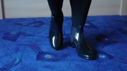 Jana shows her shiny rubber booties chelsea black