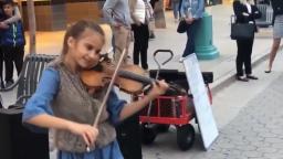 La piccola violinista che conquista le folle 🎻😍