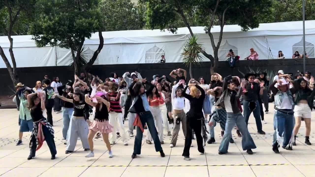KPOP PLAY DANCE RANDOM IN PUBLIC 3