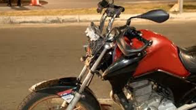Motociclista bate em carro estacionado /Motorcycle accident