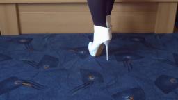 Jana shows her High Heel Plateau booties shiny white