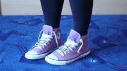 Jana shows her Converse All Star Chucks hi lilac