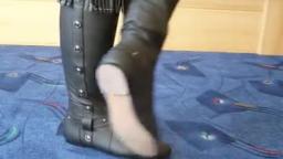 Jana shows her boots Jumex black with rivets and fringe