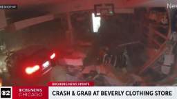In Chicago, a gang of robbers rammed a jeep and robbed a clothing store. All this time, the guard ju