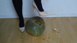 Jana trample on, crush a pumpkin with her shiny creme high heel pumps Bodyflirt and lost the heel