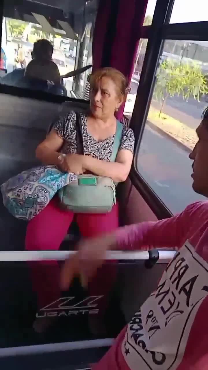 pidiendo saludos en el colectivo