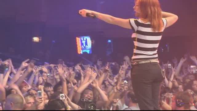 Paramore: crushcrushcrush (Live In Chicago) Paramore: crushcrushcrush (Live In Chicago)