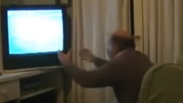 Viejo se vuelve loco por un partido de futbol
