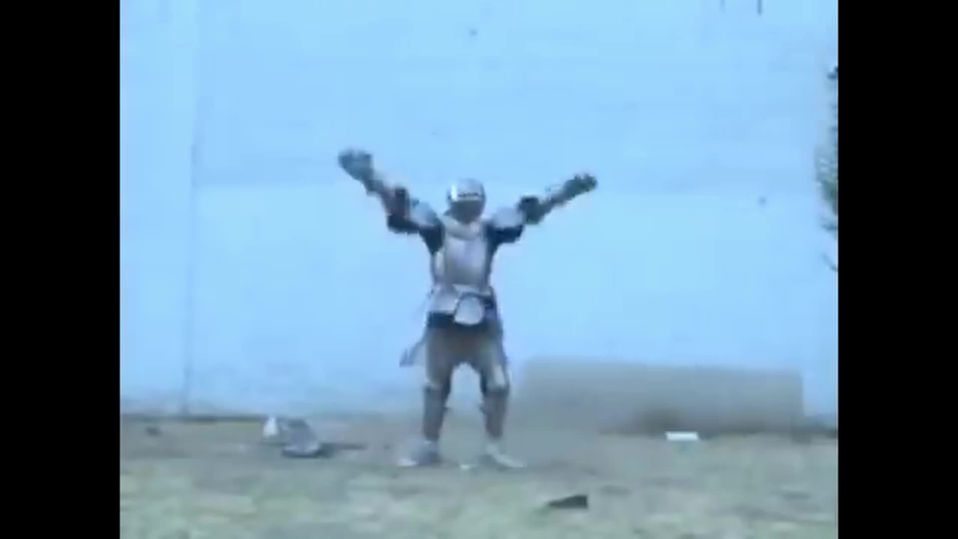 un caballero bailando haceme un petete