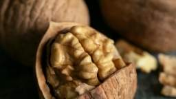 Benefits of eating walnuts daily
