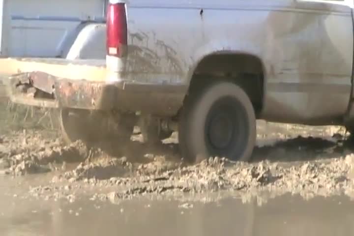 Davidsfarm #930 - Mudding the 88 Chev 305 truck