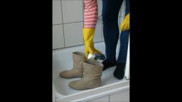 Jana fills, dirty, washes and squeaks with her beige ankle boots in the shower trailer