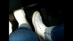 Jana drives the car with her Converse All Star Chucks high white and skinny blue jeans trailer