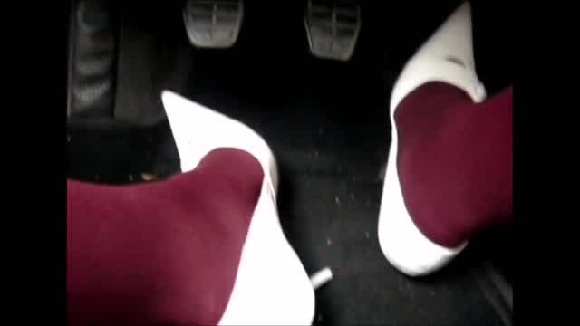 Jana make a walk shoeplay and pedal pumping with her Kayla high heel spike pumps white trailer