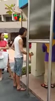 Singapore racist man yelling racist remarks during ATM queue Singapore racist man yelling racist remarks during ATM queue