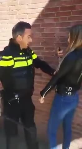POLITIE AGENT MISHANDELD JONG VOLWASSEN MEISJE…