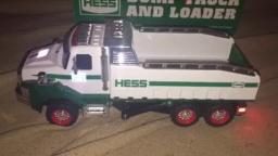AtripptheRCguy’s 14 days of hessmas episode 4 2017 Hess truck and loader