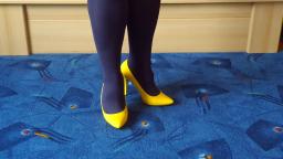 Jana shows her High Heel Pumps shiny yellow