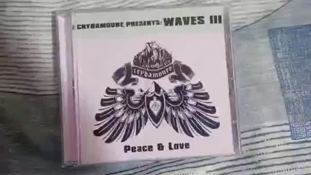 Crydamoure WAVES III CD unboxing