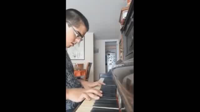 Bronce V tocando piano 2 Bronce V tocando piano 2