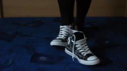 Jana shows her Converse All Star Chucks hi black with points white