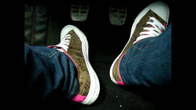 Jana make a pedal pumping with her Converse All Star Chucks low snake and pink trailer