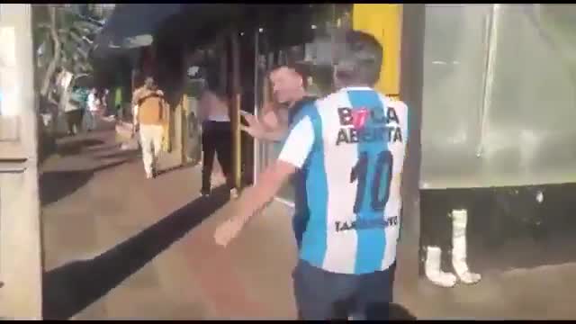 louco salta para cima de renan e arthur do val